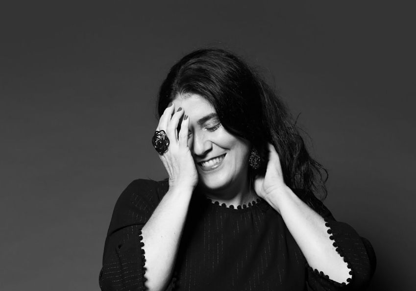 Mônica Salmaso acompanha Chico Buarque na turnê pelo Brasil que começa em setembro/ Divulgação