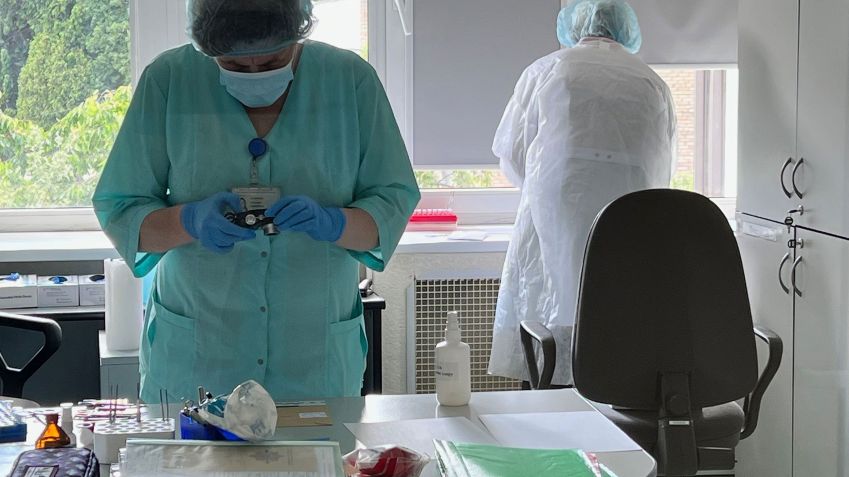 Analistas forenses processam amostras de DNA no laboratório do Ministério de Assuntos Internos da Ucrânia, em Kiev / Sanjiv Talreja/CNN
