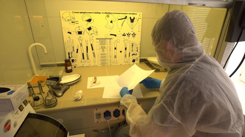 Analistas processam dados de amostras de DNA em laboratório em Kiev / Sanjiv Talreja/CNN