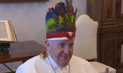 Papa Francisco recebe cocar de bispos da Amazônia