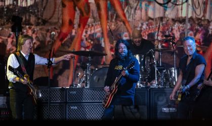 Paul McCartney se junta a Springsteen e Grohl em apresentação épica no Glastonbury
