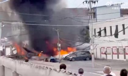 Avião militar cai em área residencial na China e deixa pelo menos um morto