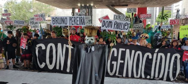 Indígenas das Terras Indígenas Tenondé-Porã e Jaraguá, do povo Guarani em SP, fazem um ato por justiça por Dom e Bruno no vão do MASP