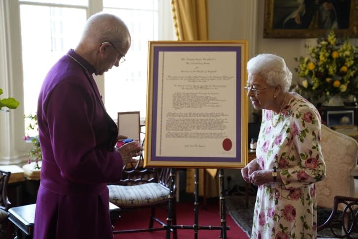 Rainha Elizabeth II e o arcebispo de Canterbury Justin Welby no Castelo de Windsor, em 21 de junho de 2022 em Windsor, Inglaterra / WPA Pool/Getty Images