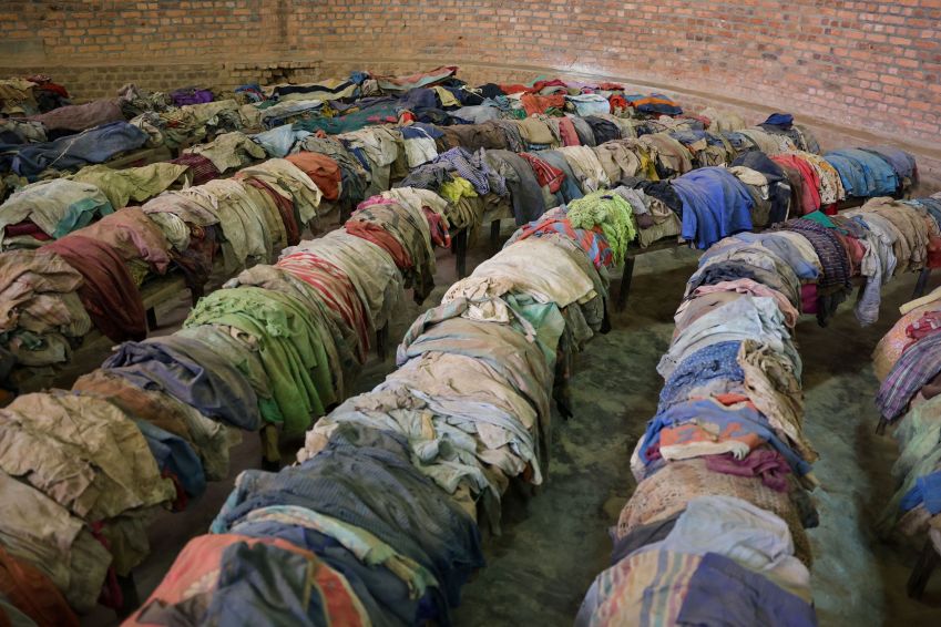 Roupas de vítimas espalhadas no Memorial do Genocídio na Igreja Nyamata, em Ruanda / Chris Jackson/Pool/Getty Images