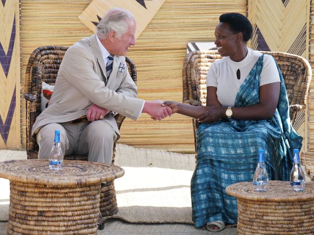 Príncipe Charles é recebido por uma sobrevivente do genocídio no vilarejo de reconciliação Mybo / Jonathan Brady/Pool/Getty Images