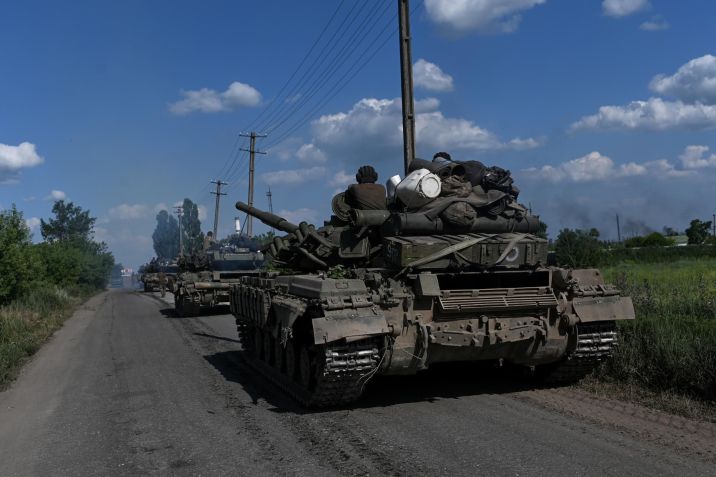Coluna de tanques do exército ucraniano em uma estrada perto de Lysychansk, em 19 de junho de 2022 • Justin Yau/IPA USA/REUTERS