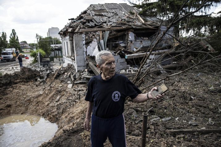 Homem inspeciona danos de bombardeio russo em Kharkiv, no dia 26 de junho de 2022 / Metin Aktas/Anadolu Agency/Getty Images