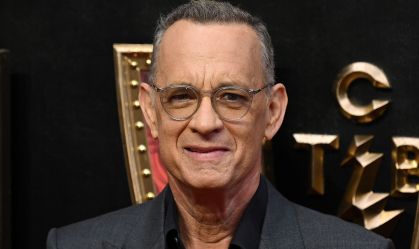 Tom Hanks trabalhou para Cher na época em que era empregado de hotel