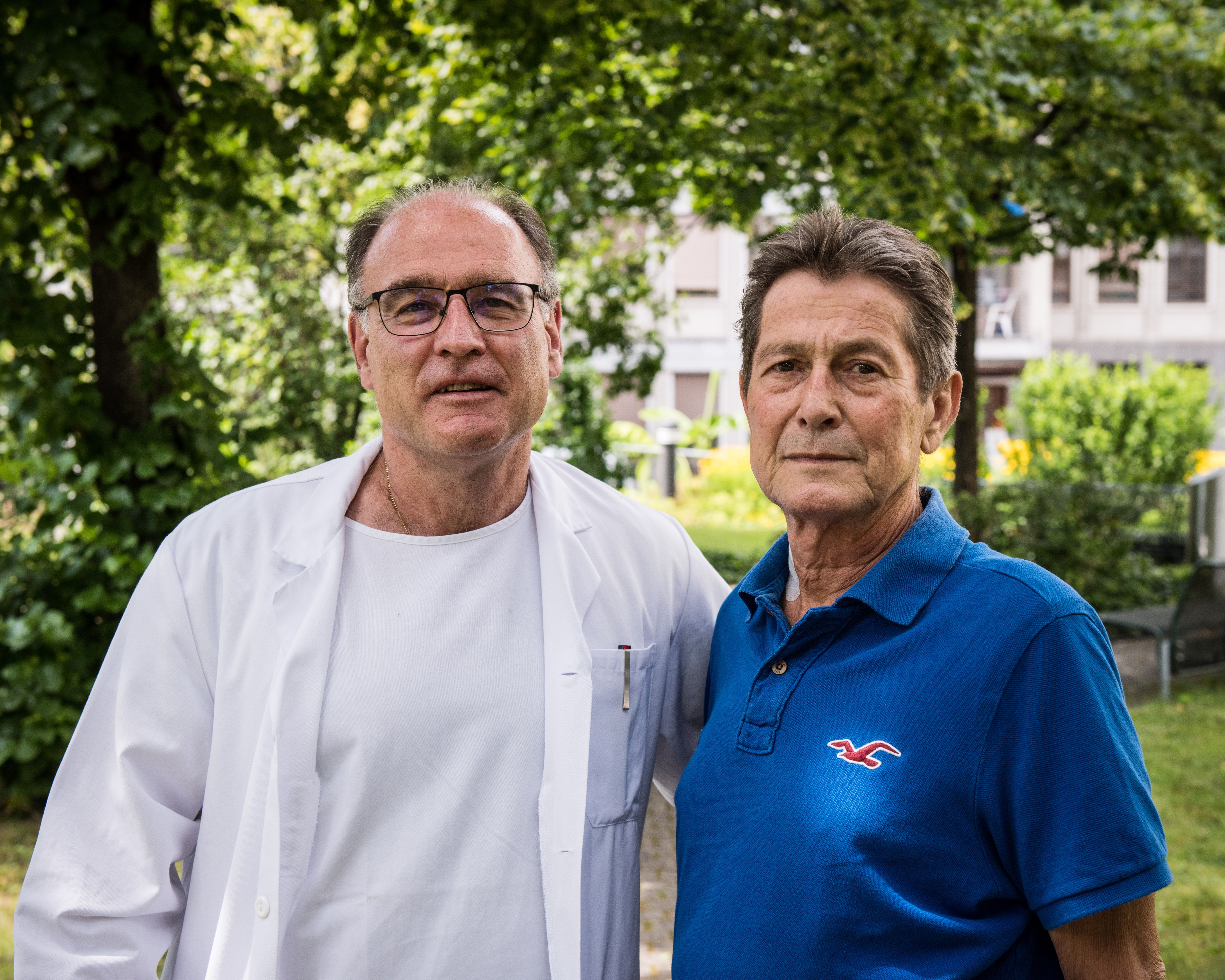 O cirurgião Pierre-Alain Clavien e o paciente após alta hospitalar / Foto: Christoph Stulz/USZ
