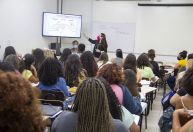 Uso de máscaras em locais fechados volta a ser obrigatório em universidades do RJ