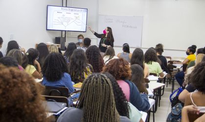 Uso de máscaras em locais fechados volta a ser obrigatório em universidades do RJ