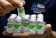 Rio: postos de vacinação registram filas em meio à alta de casos de Covid e gripe