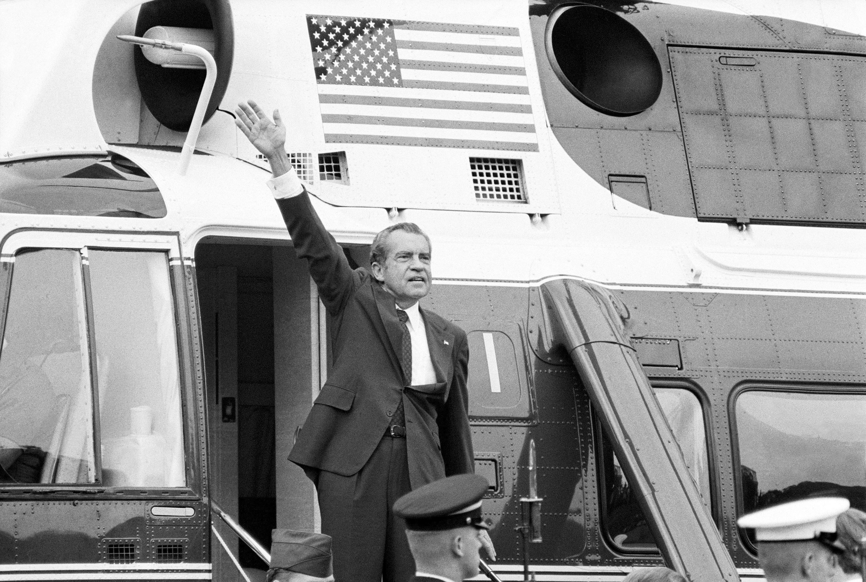 Richard Nixon em seu aceno de despedida no lado de fora da Casa Branca, em 1974 / AP Photo/Chick Harrity