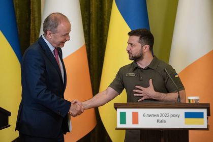 O presidente ucraniano Volodymyr Zelensky (R) em uma entrevista coletiva com o primeiro-ministro irlandês Micheál Martin hoje em Kiev