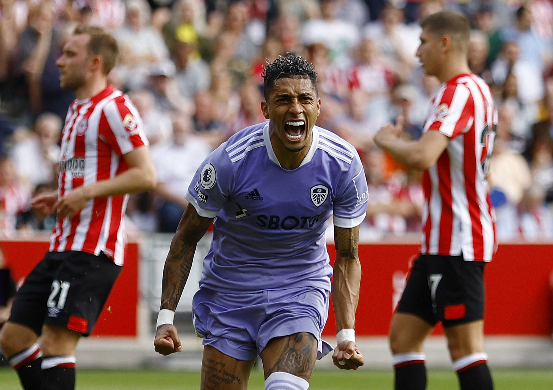 Raphinha comemora gol marcado pelo Leeds  contra o Brentford pelo Campeonato Inglês