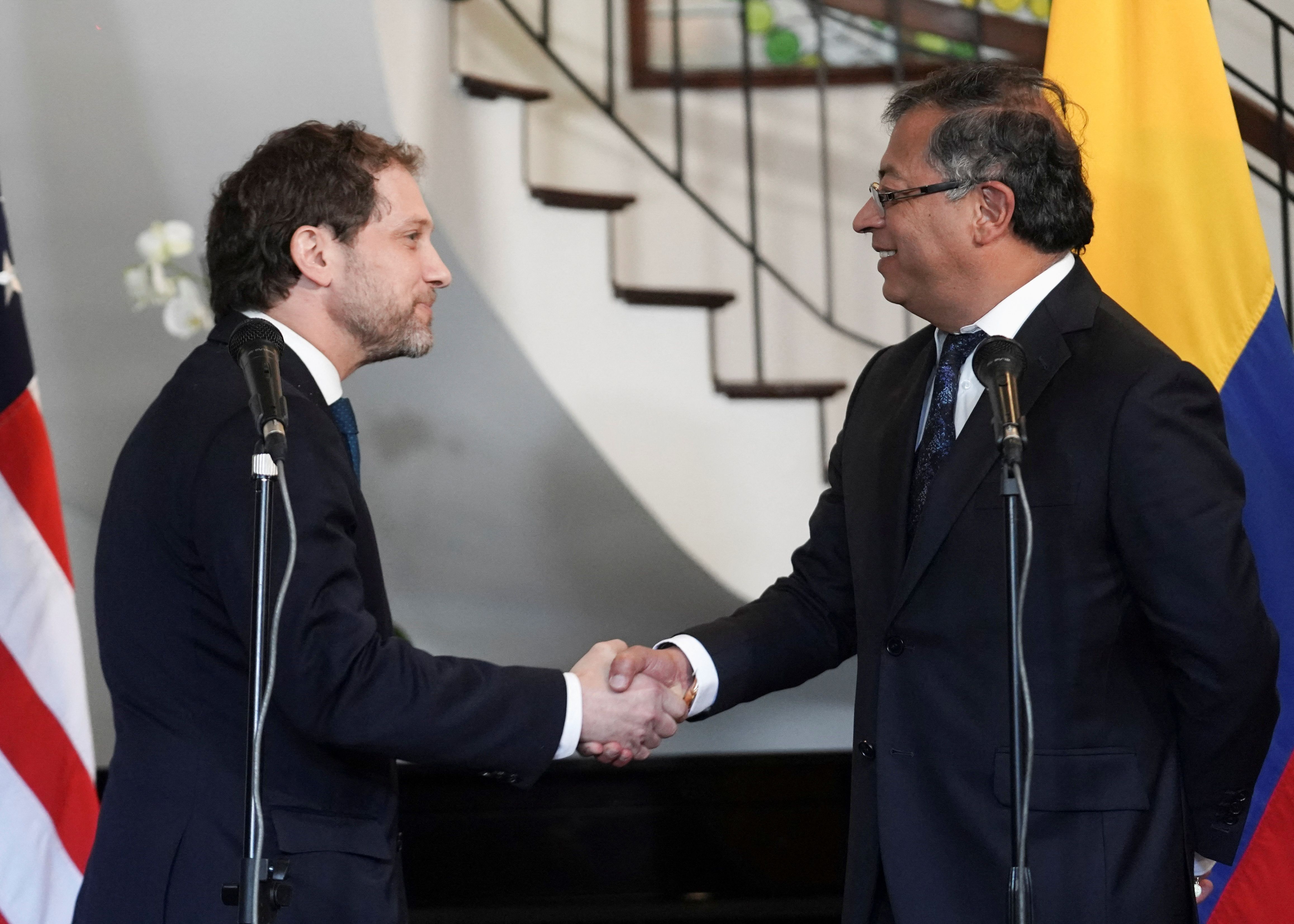 Presidente eleito da Colômbia, Gustavo Petro (à direita), cumprimenta vice-conselheiro de segurança nacional dos EUA, Jon Finer