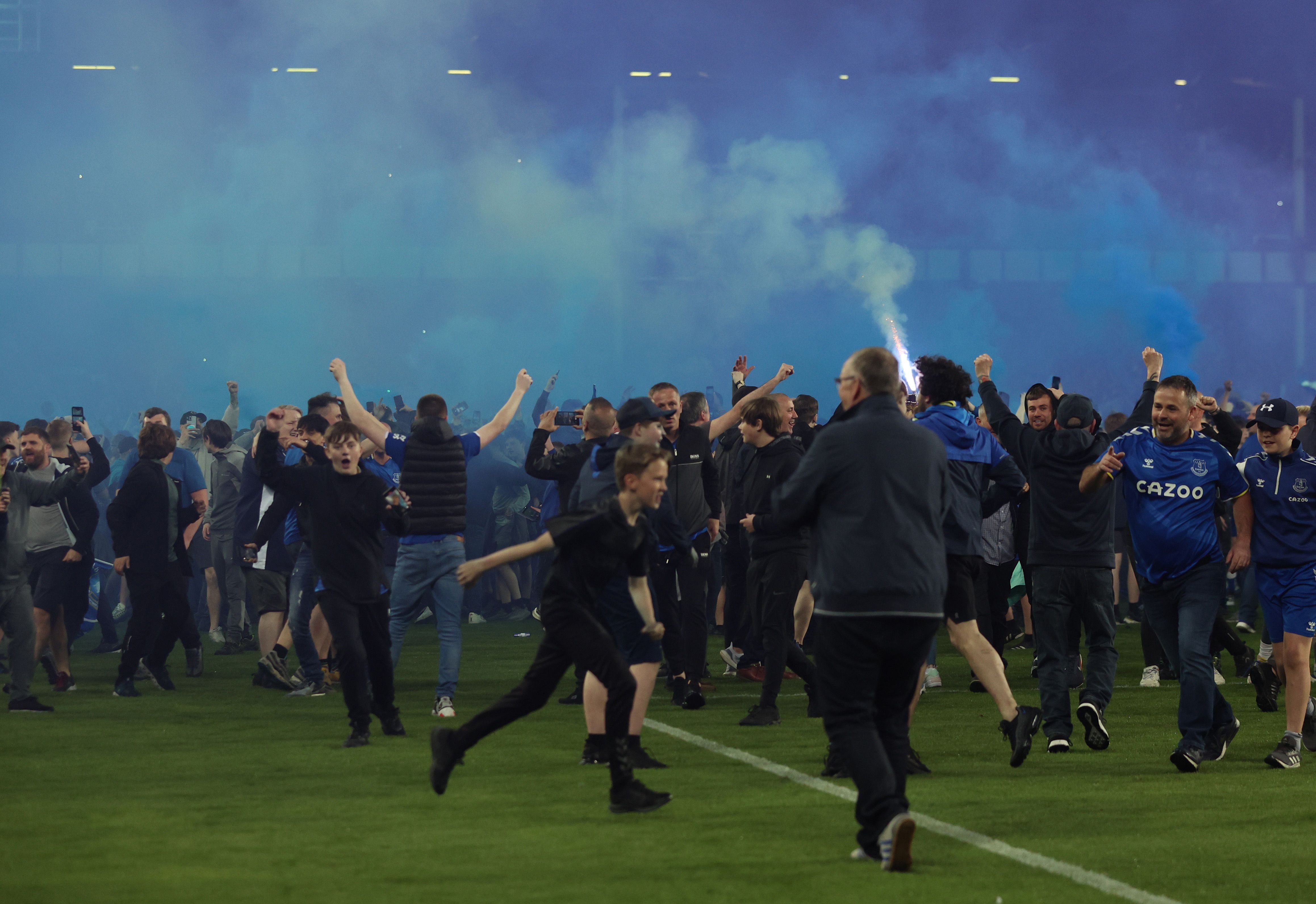 Torcedores do Everton invadem gramado do Goodison Park após partida contra o Crystal Palace para comemorar permanência na primeira divisão do Campeonato Inglês