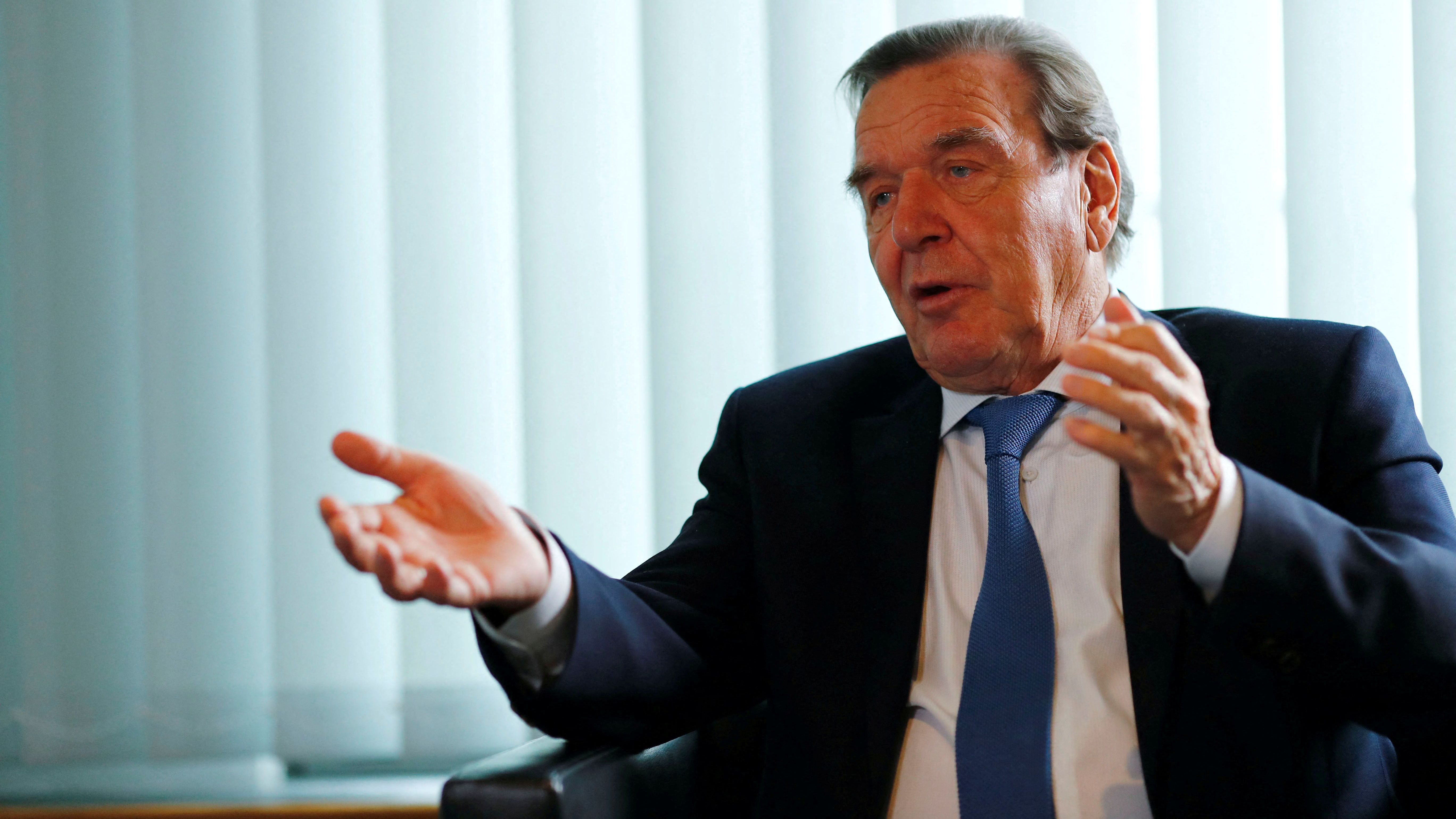 Ex-chanceler da Alemanha Gerhard Schroeder durante entrevista à Reuters em seu escritório em Berlim