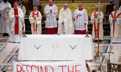 Missa com o papa Francisco é interrompida por protestos no Canadá