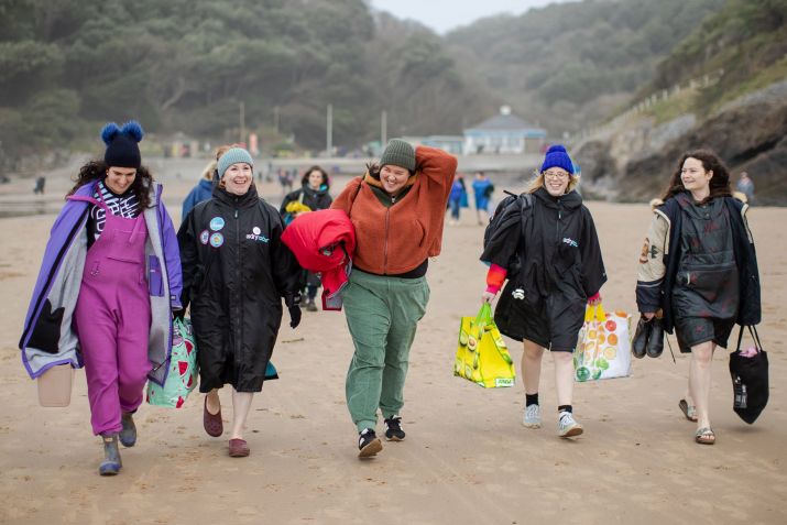 Encontro de natação no Dia de Ano Novo com a Mental Health Swims em Caswell Bay em Swansea, País de Gales. / Nick Morrish