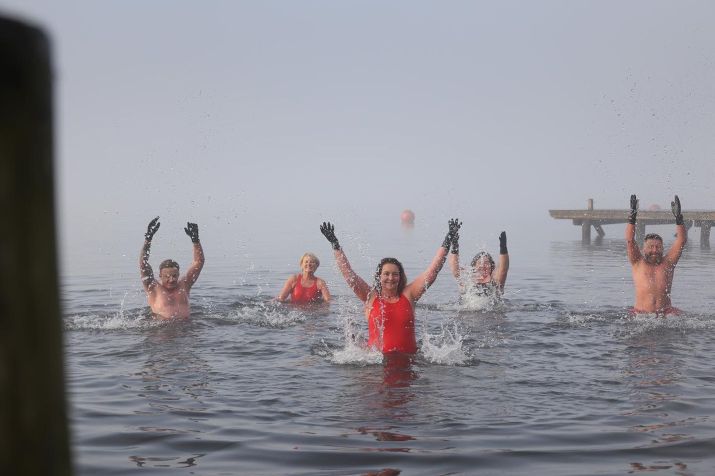 Um encontro de natação no Dia de Ano Novo com a Mental Health Swims em Caswell Bay em Swansea, País de Gales. / Nick Morrish