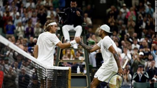 Tsitsipas (à esquerda) e Kyrgios apertam as mãos após a partida da terceira rodada de Wimbledon.