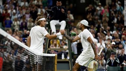 Tsitsipas (à esquerda) e Kyrgios apertam as mãos após a partida da terceira rodada de Wimbledon.