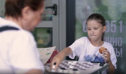 Ucraniana de 10 anos conquista corações e dinheiro jogando dama para ajudar o exército