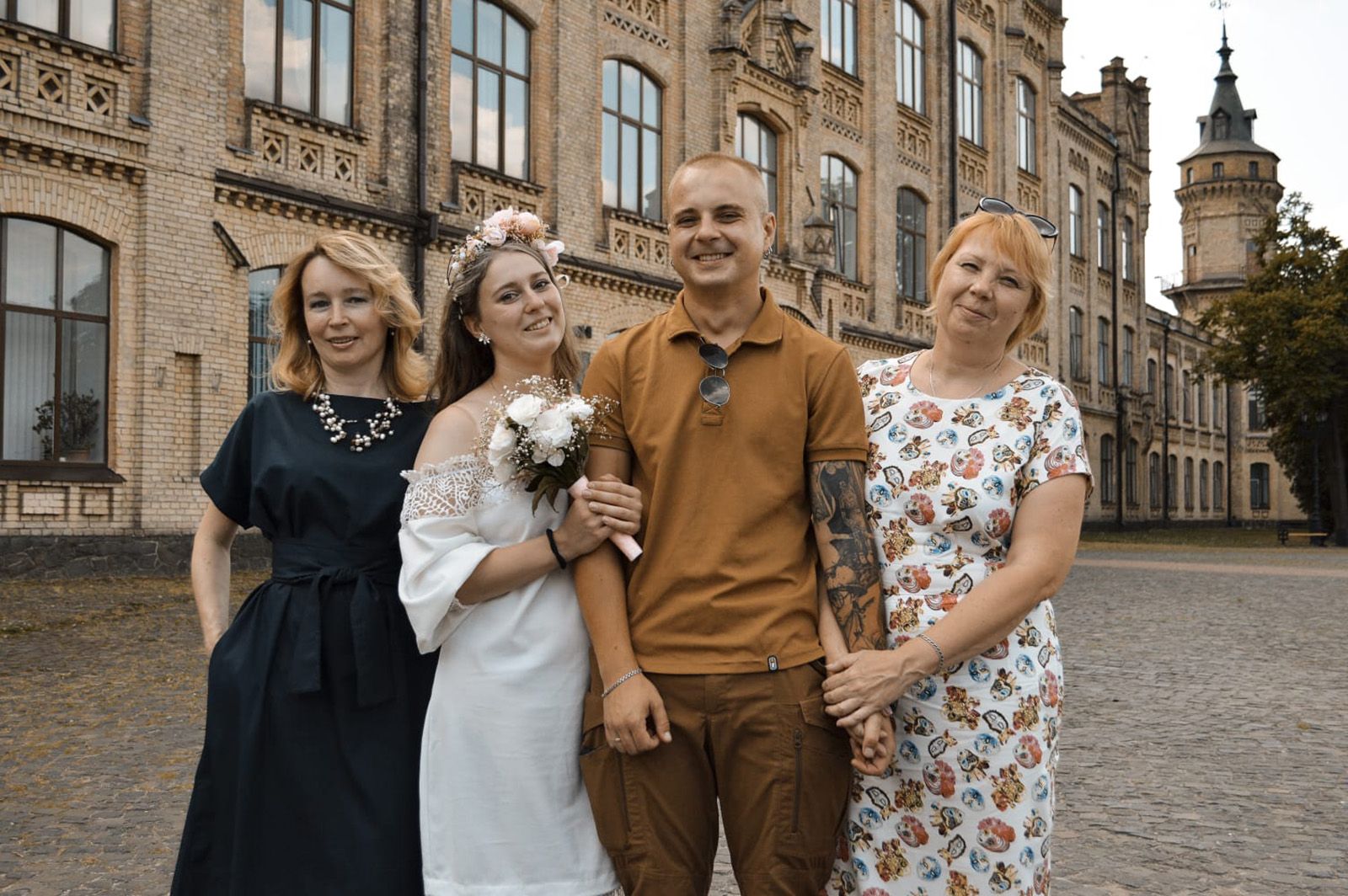 Vlada e seu marido Ivan com as suas mães, no dia do casamento