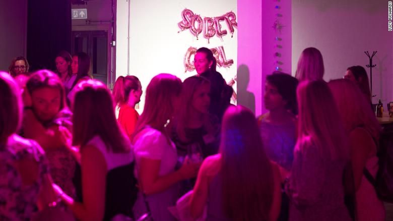 Grupo, com sede no Reino Unido, visa apoiar jovens mulheres que querem ficar sóbrias ou beber menos / Lucy Richards
