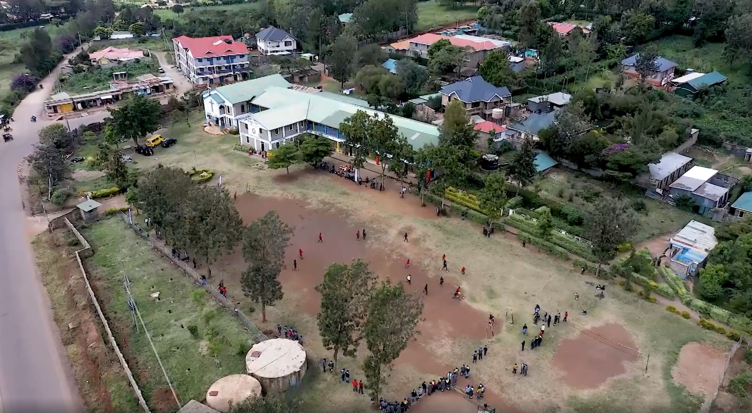 Mutunkei e sua equipe jogam uma partida de futebol em uma escola. / CNN