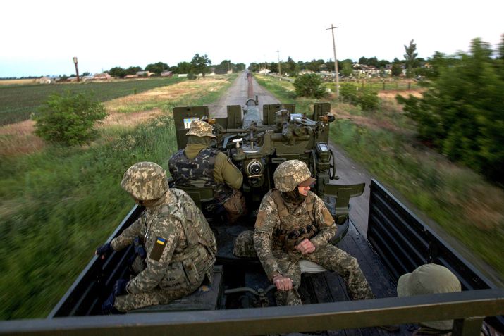 Militares ucranianos percorrem a região de Mykolaiv em meados de junho / Reuters