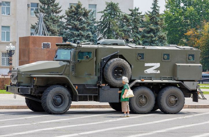 Um caminhão blindado com o símbolo "Z" pró-Rússia estacionado perto do antigo prédio do conselho regional da Ucrânia em Kherson em 25 de julho / Reuters