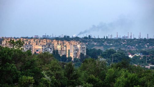 Fumaça sobe sobre o horizonte da cidade em Kryvyi Rih no final de junho