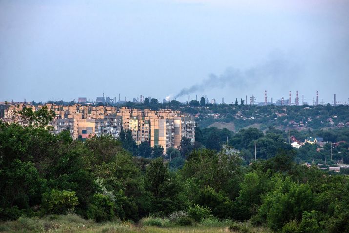 Fumaça sobe sobre o horizonte da cidade em Kryvyi Rih no final de junho / Bloomberg via Getty Images