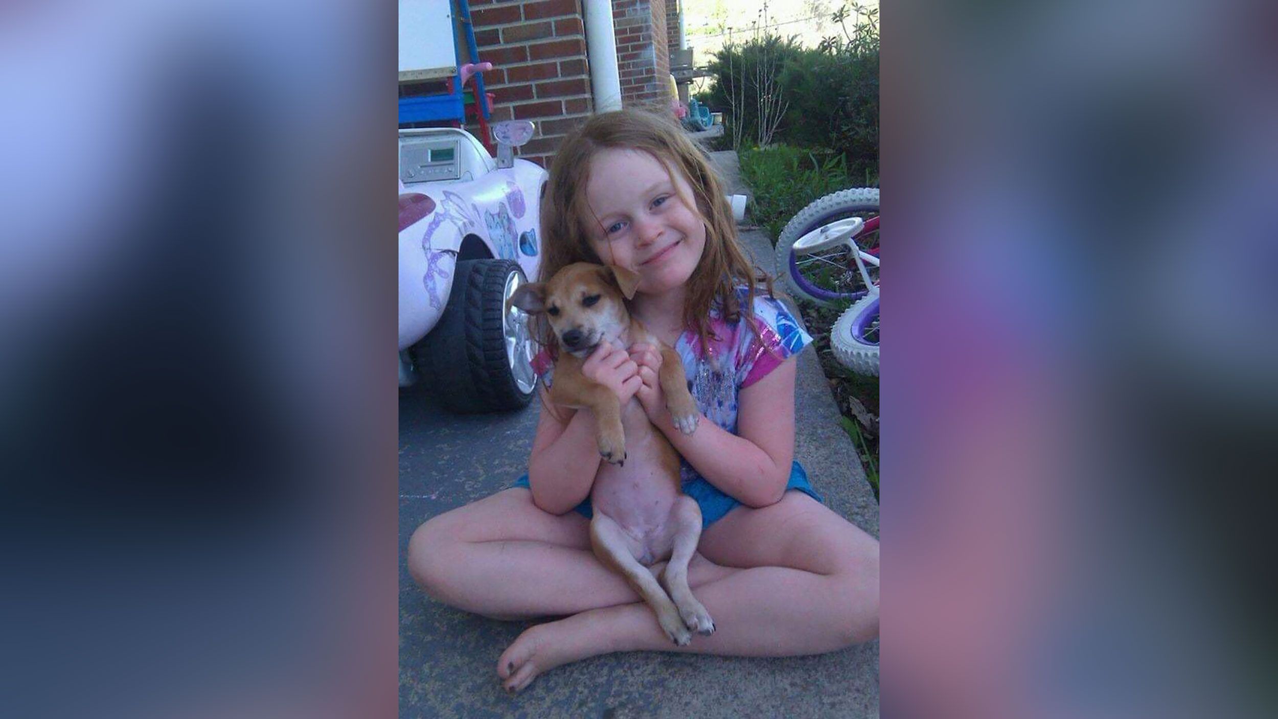 Foto de uma Chloe muito mais jovem com seu cachorro, Sandy, que ela resgatou. "Estes são eles há muitas luas", disse Terry Adams, pai de Chloe, à CNN. / Terry Adams