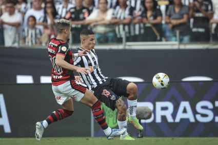 Andreas Pereira, do Flamengo, e Guilherme Arana, do Galo, disputam bola em partida válida pela 13ª rodada do Brasileirão 2022, no Mineirão; Atlético-MG venceu por 2 a 0