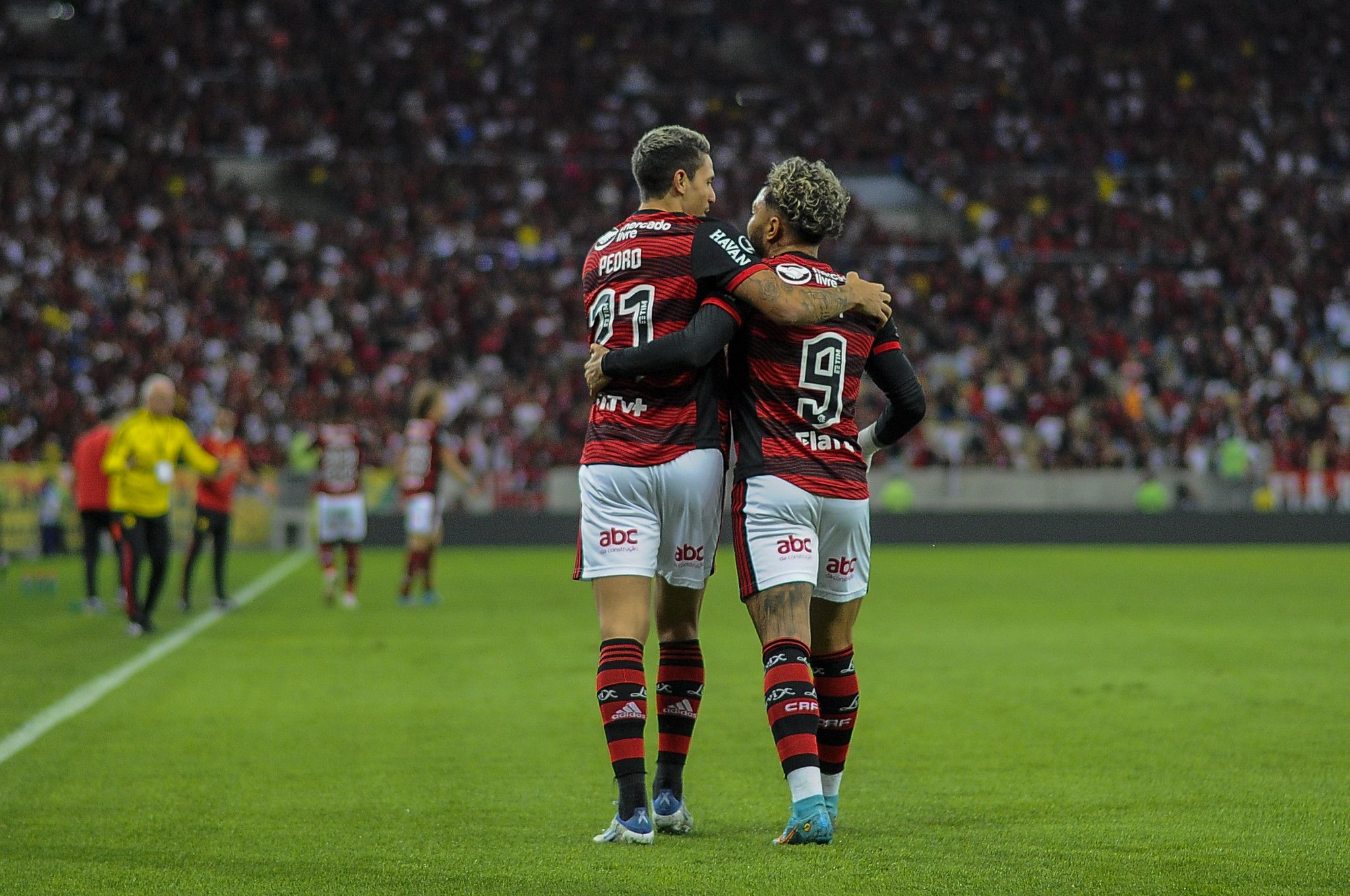 Pedro e Gabi comemoram gol do Flamengo contra o Tolima / Marcelo Cortes/Flamengo