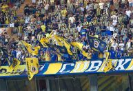 Torcida do Fenerbahçe, da Turquia, grita “Vladimir Putin” após gol de time ucraniano