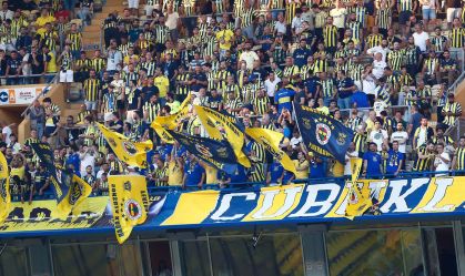 Torcida do Fenerbahçe, da Turquia, durante partida contra o Dínamo de Kiev, da Ucrânia, em partida válida pela fase prévia da Liga dos Campeões