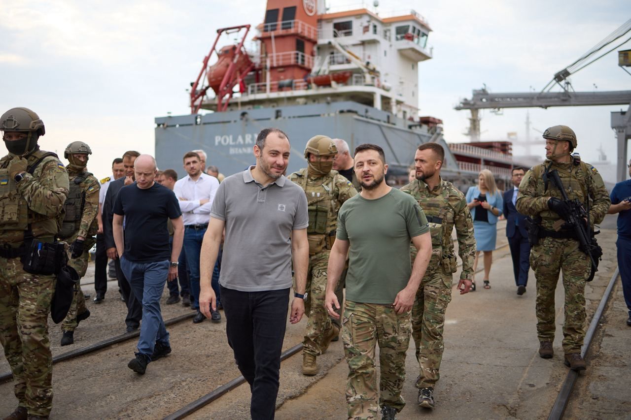 O presidente ucraniano Volodymyr Zelensky, centro-direita, visita o porto de Odesa em Odesa, Ucrânia em 29 de julho