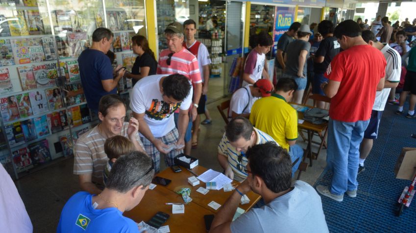 Álbum de figurinhas da Copa do Mundo 2014 reúne jovens e adultos por troca de figurinhas repetidas / Marcello Casal Jr./Agência Brasil