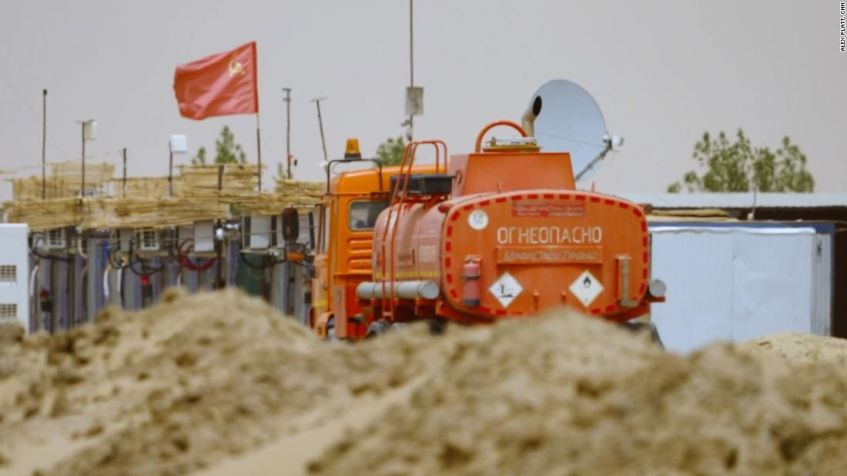 Uma bandeira soviética voa sobre a planta de processamento no deserto do Sudão, uma instalação conhecida pelos moradores como a "empresa russa" / Alex Platt / CNN