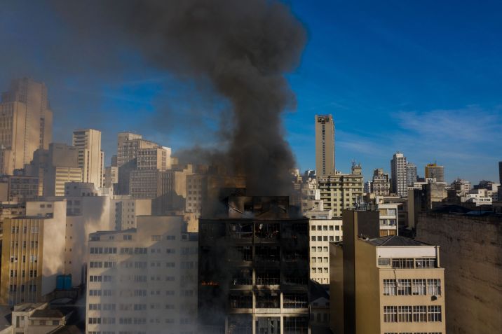 Incêndio de grandes proporções atingiu edifício comercial na região da rua 25 de Março (11/07/2022) • FELIPE RAU/ESTADÃO CONTEÚDO