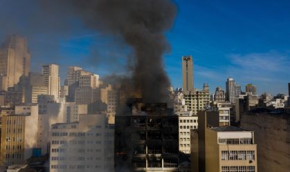 Bombeiros de SP controlam incêndio em edifício na região da 25 de Março
