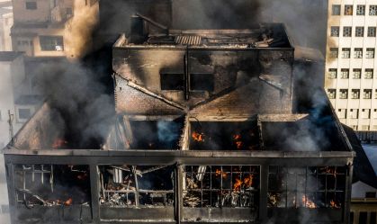 Bombeiros de SP controlam incêndio em edifício na região da 25 de Março