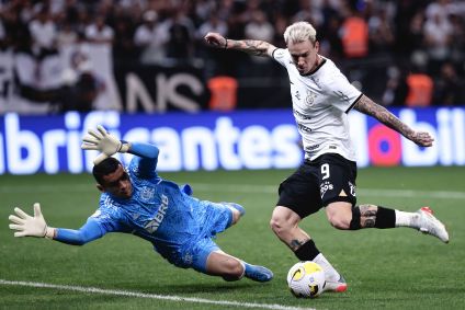 Róger Guedes, do Corinthians, em disputa contra o goleiro Santos, do Flamengo
