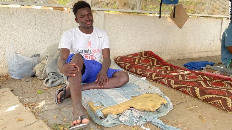 Abuboker Juma, originário de Darfur, no Sudão, estava entre um grupo de cerca de 50 migrantes de várias nações africanas vistos fora do complexo da OIM em Túnis / Ghazi Balkiz / CNN
