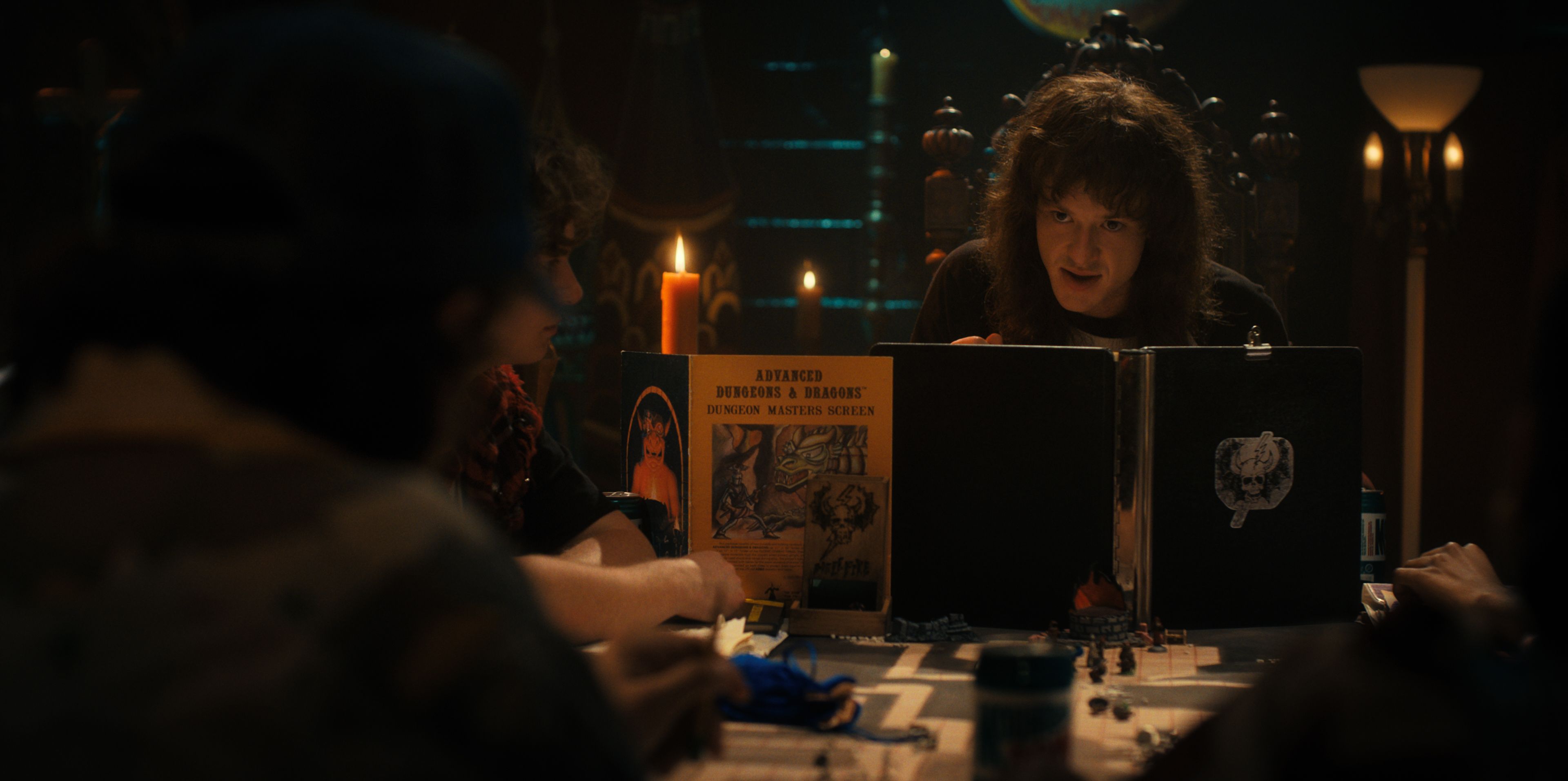Joe Quinn interpreta Eddie Munson durante partida de Dungeons & Dragons / Netflix